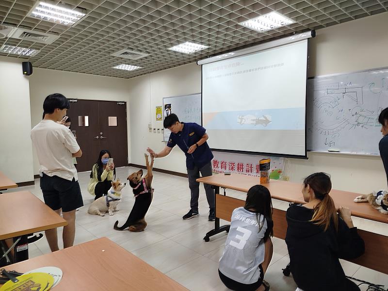 南華大學開設「寵物文創」跨領域學程,透過與寵物互動,激發「寵物文創」的創意發想。