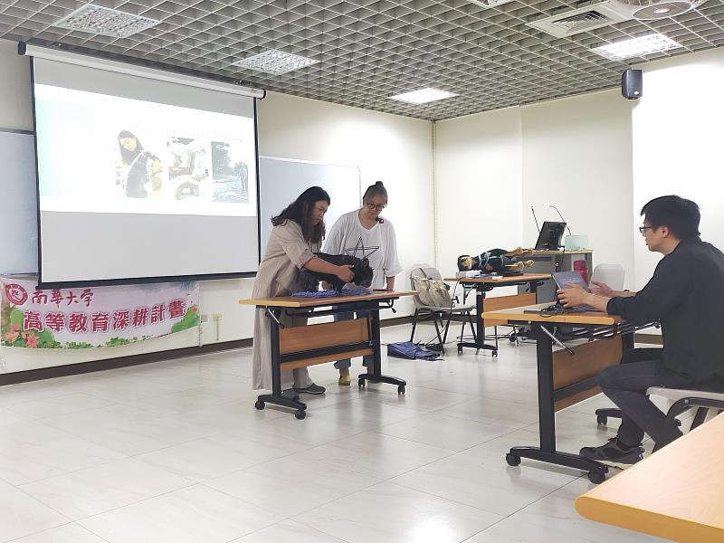 南華大學開設「寵物文創」跨領域學程，現場示範實務技巧強化學生學習體驗。