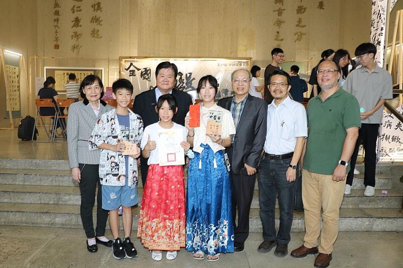洪明奇校長與榮寵本校第四屆全國中醫藥書法獲獎比賽同學和指導老師合影。