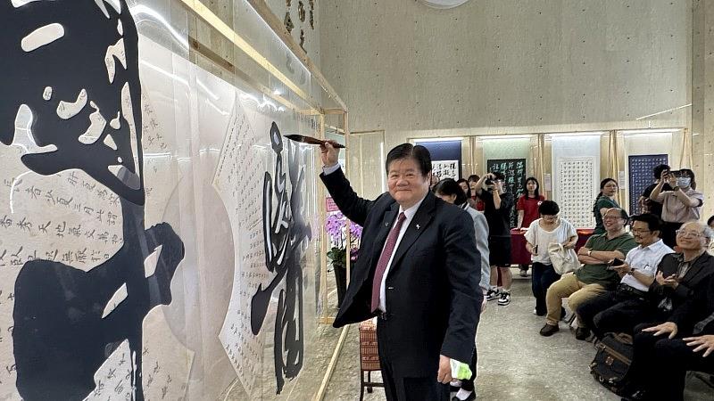 洪明奇校長替本校第四屆全國中醫藥書法比賽展覽揮毫題字。