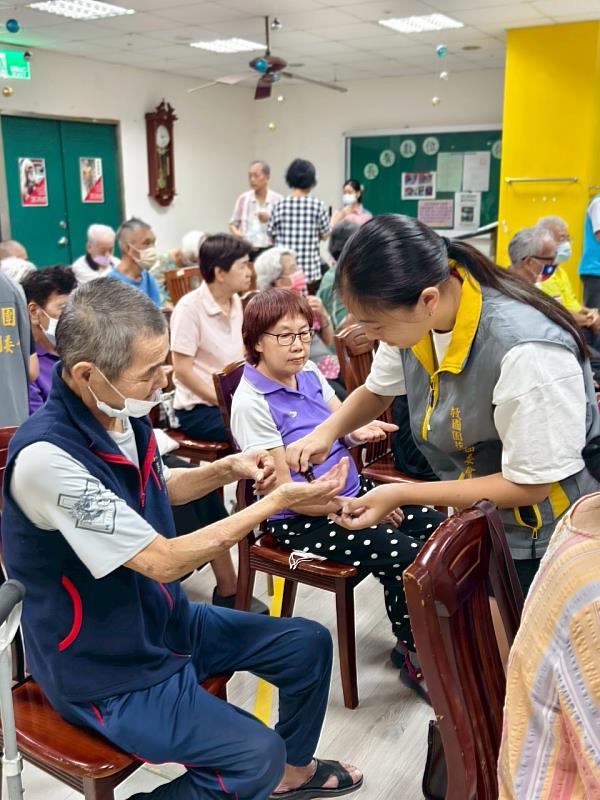 「前进社区关怀长者精油活动」