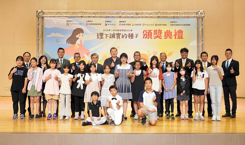 許多學校都鼓勵全校同學一起提筆寫作，讓誠實品德扎根孩子的心中。圖/永慶慈善基金會