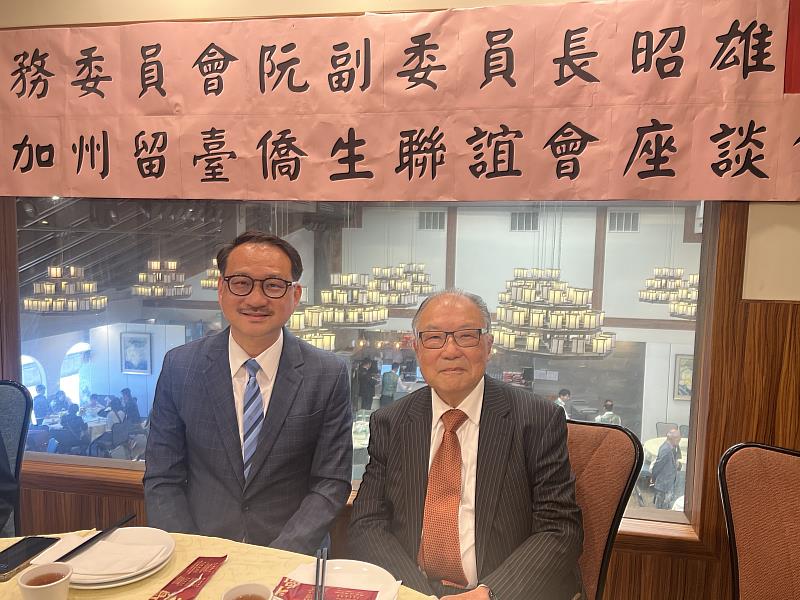 阮昭雄(左)與北加州留臺僑生聯誼會會長譚益(右)合影