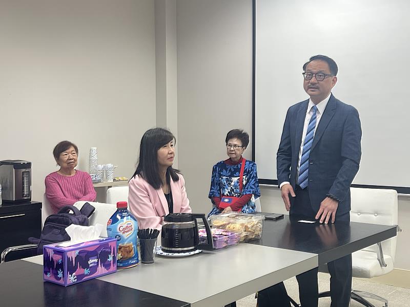 僑務委員會副委員長阮昭雄(右一)肯定Phoenix Pharmaceuticals Inc. 總裁張肇康在醫藥領域的傑出成就