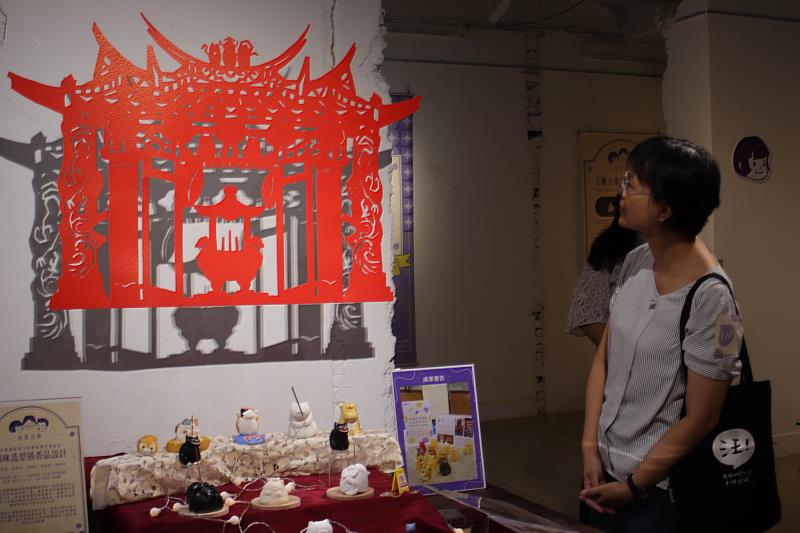 展覽作品涵蓋與社區長者共創的人像攝影、公仔製作與聲音實驗等，體現南大視設系課程中強調的藝術實作與社會參與