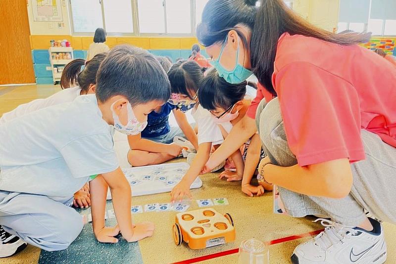 此次營隊由南大幼教系師資生擔任主要教學與引導角色，展現教學實作力與創意思維