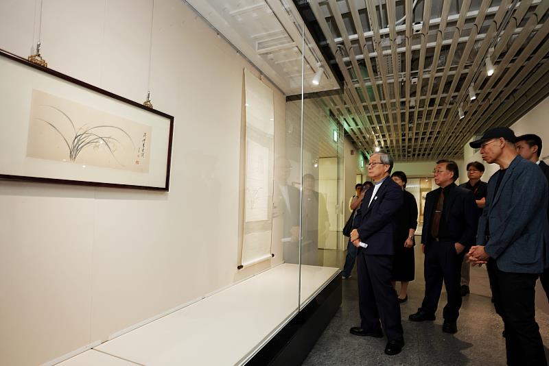 「臺灣蘭花百姿-臺北展」展出戰後臺灣繪畫中的蘭,文化部長李遠(左1)欣賞史博館館藏溥心畬作品《蘭》。