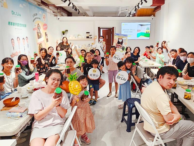 「旺萊山」舉辦鳳梨酥手作及全果應用體驗，吸引大小朋友一起來嚐美食、長知識。（資料來源：旺萊山）