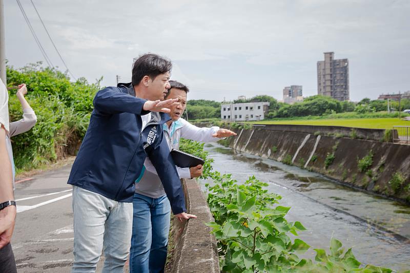 圖3.邱臣遠代理市長今日率團偕同民代視察六甲橋及周邊道路。