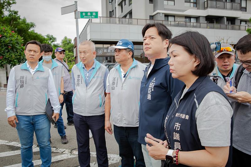 圖1.邱臣遠代理市長今日率團偕同民代視察六甲橋及周邊道路。