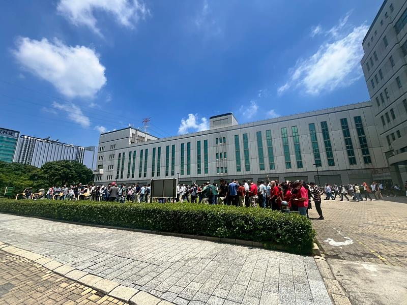 圖說4 消防局至友達光電進行大規模消防搶救演練，內容包括演練前簡報、搶救行動、員工疏散撤離及緊急救護等項目