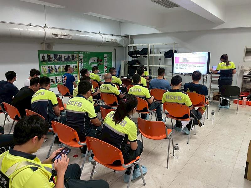 圖說3 消防局至友達光電進行大規模消防搶救演練，內容包括演練前簡報、搶救行動、員工疏散撤離及緊急救護等項目