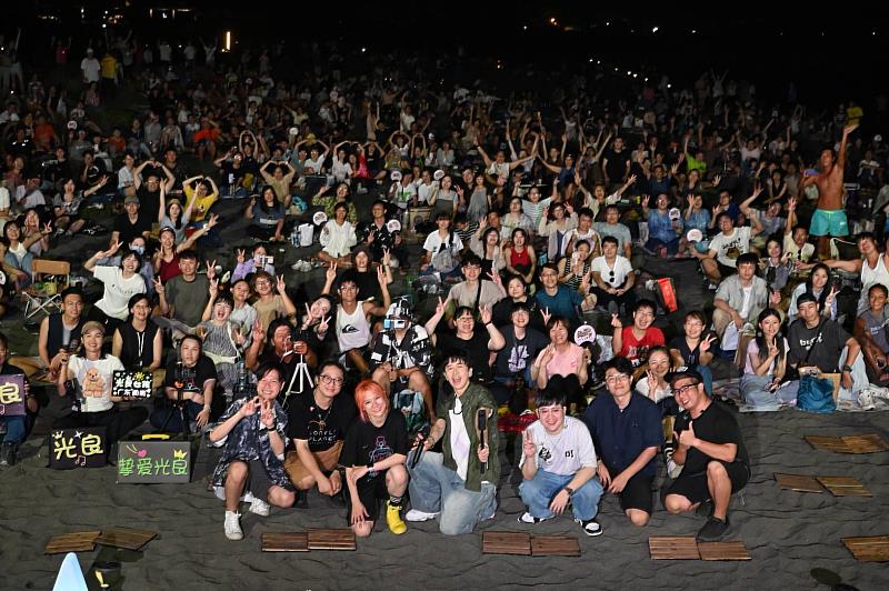 光良〈童話〉唱進星空夜！繁星照沙灘 台東最美星空音樂會東河場 聽海浪星空歌唱
