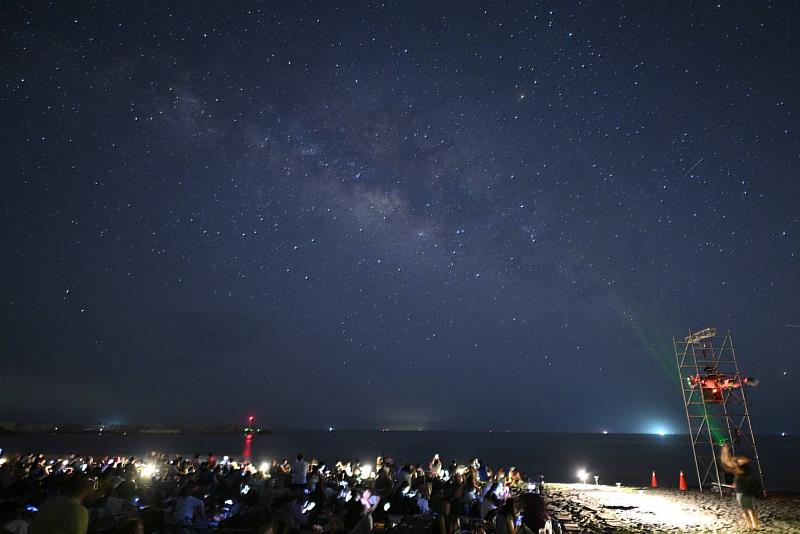 光良〈童話〉唱進星空夜!繁星照沙灘 台東最美星空音樂會東河場 聽海浪星空歌唱