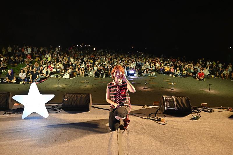 光良〈童話〉唱進星空夜！繁星照沙灘 台東最美星空音樂會東河場 聽海浪星空歌唱