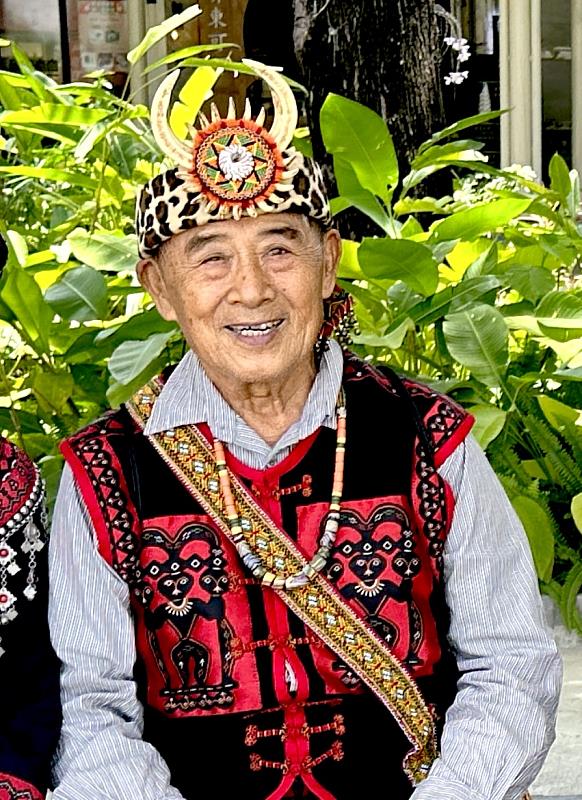 屏東縣傳統表演藝術「排灣族歌樂enelja」保存者江清坤secilu_isausau辭世，嫻熟歌謠文化背景與傳唱技能，長年進行推廣工作，為排灣族歌謠文化保存奠定深厚基礎，文化部將頒發旌揚狀予以表彰。（屏東縣政府提供）