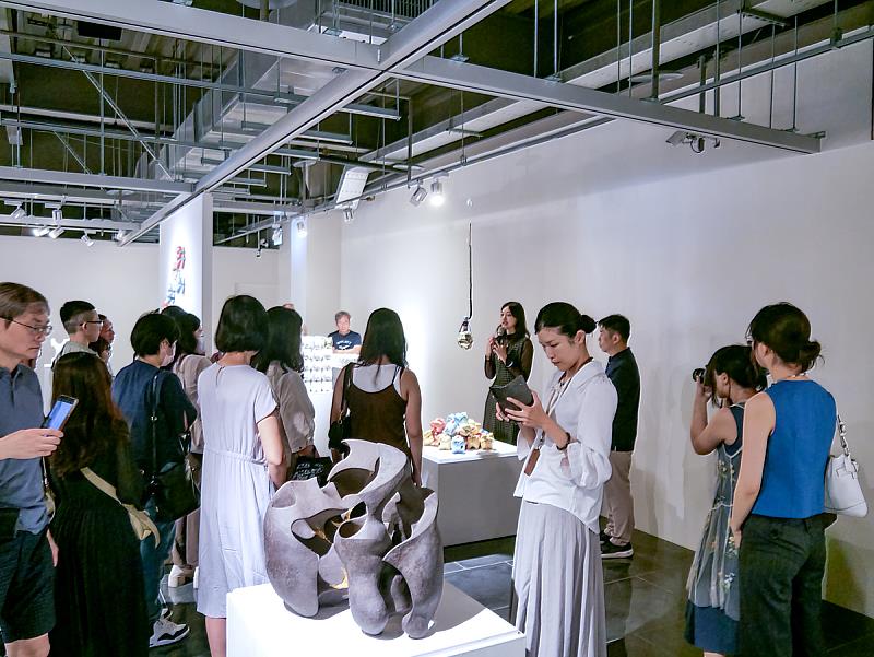 藝術家親自導覽展覽作品，與觀眾深入交流創作脈絡與材質語彙，現場互動熱絡、思維交會。