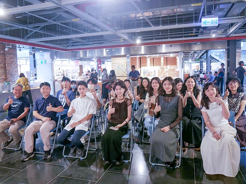 創作者、貴賓與觀眾齊聚一堂，共同為【填空題】新秀陶藝聯展揭開序幕，現場洋溢著藝術交流的溫度與活力。