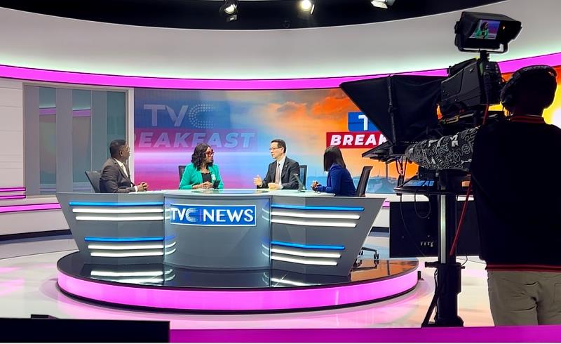 我駐處劉代表受邀於奈國主流媒體TVC電視台晨間新聞之攝影棚現場接受專訪，氣氛融洽愉快。