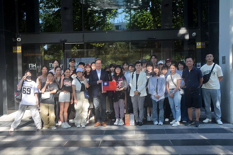 駐西班牙代表處張副代表自信與方相舞蹈團全體團員合影
