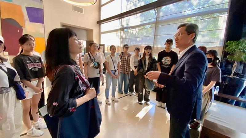 駐西班牙代表處張副代表自信(右)赴飯店慰勉方相舞蹈團團長羅媖芳與全體團員，並預祝演出順利。