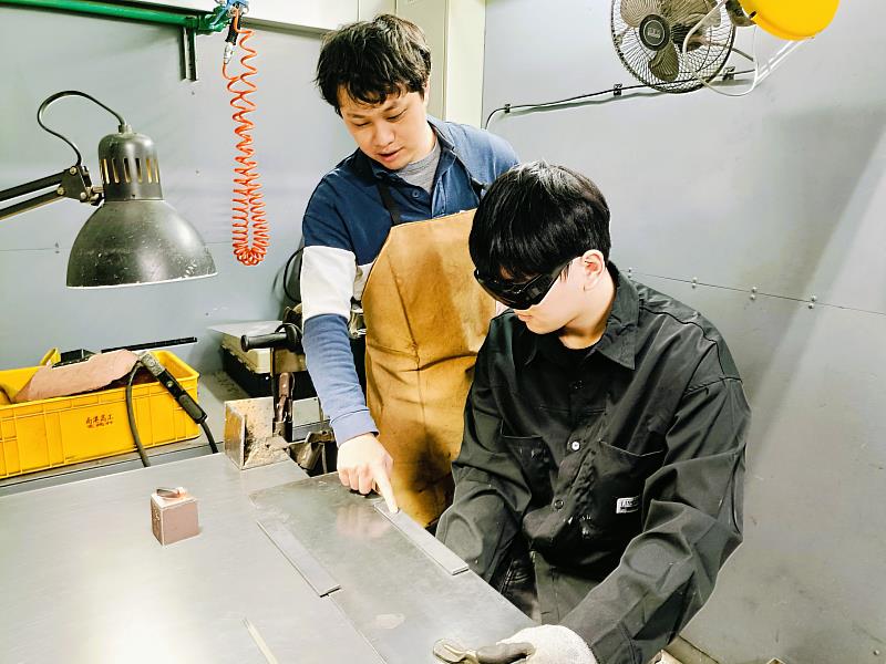 冷作職類選手黃子桓(右)，在北分署訓練師(左)指導下勇闖全國賽