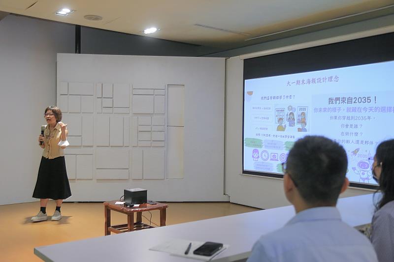 計畫共同主持人林麗美講師介紹學生海報設計理念。