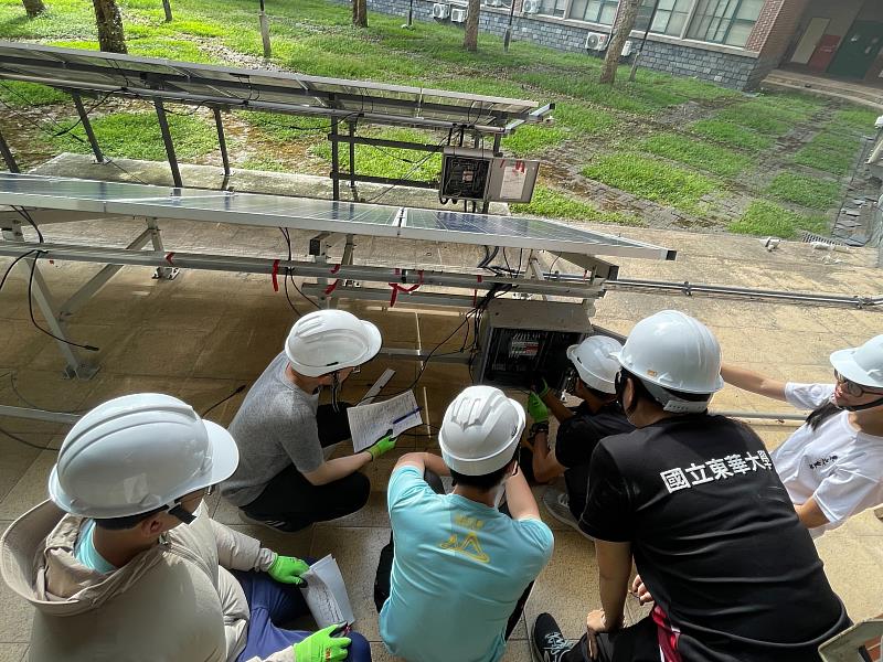 參與學員實地了解太陽光電設置等維運技術。