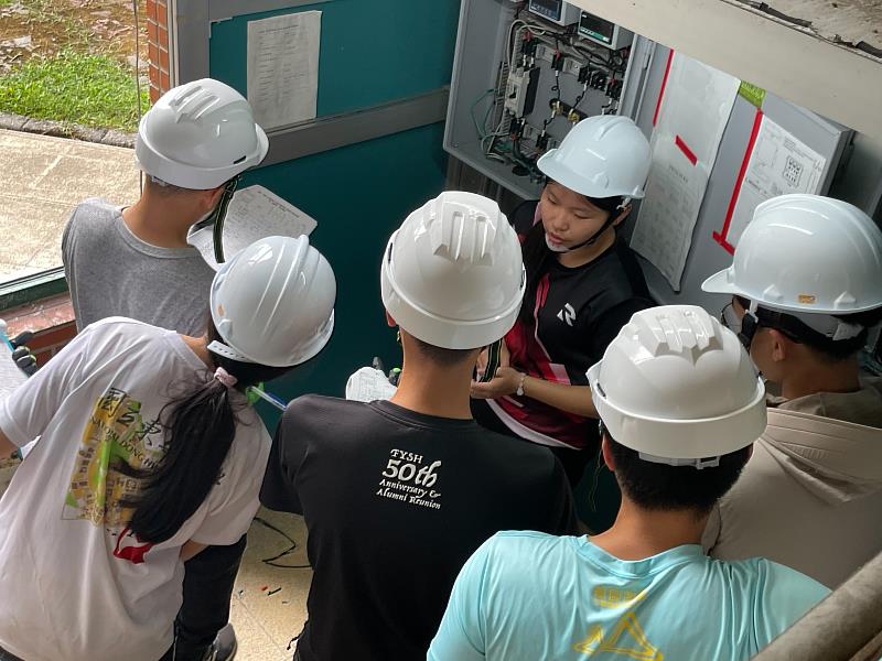 參與學員針對配電盤實地進行接線演練。