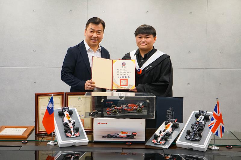 李天祥校長(左)與林稚庭(右)合影