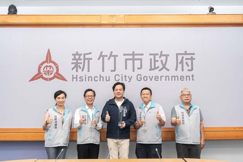 代理市長邱臣遠今(15)日於市務會議中公開表揚環保局團隊