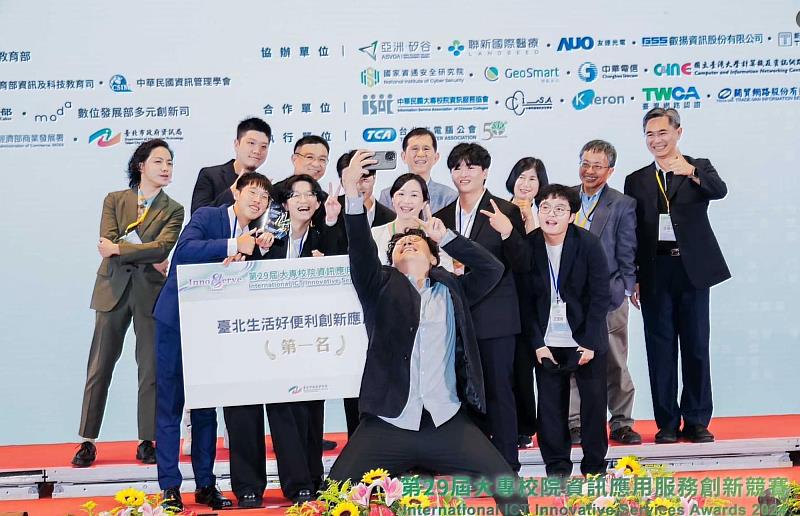 世新資管系學生團隊年年在大專校院資訊應用服務創新競賽斬獲佳績（大會提供）。（世新大學提供）
