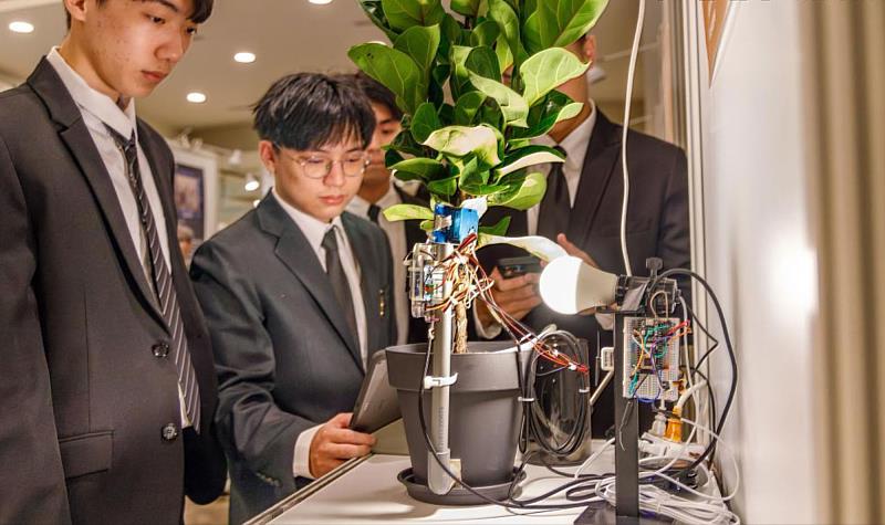 世新大學資管系畢業專題成果備受矚目，學生在校期間就打造出具產業價值的創新應用。（世新大學提供）
