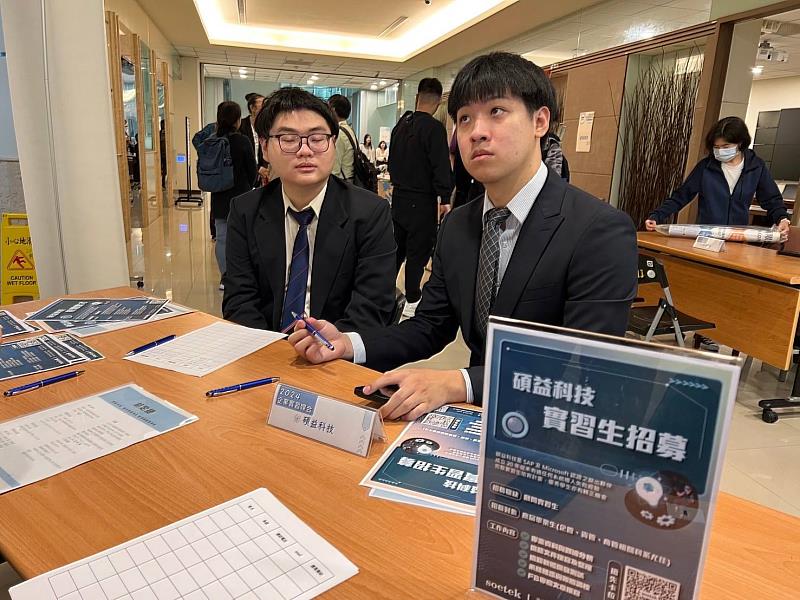 眾多企業每年參與世新資管系畢專成果發表，同步招募專業領域實習生。（世新大學提供）