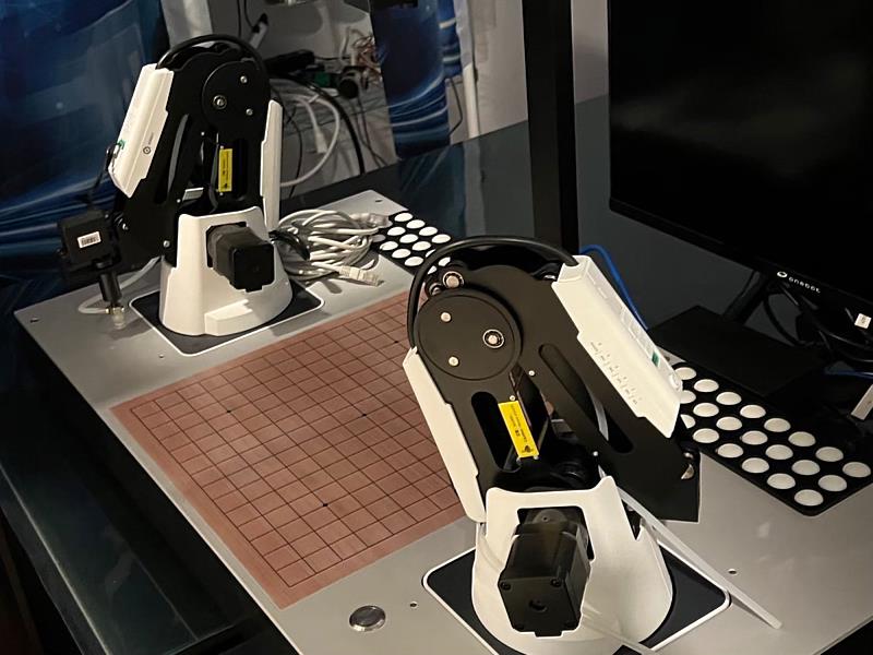 世新大學人工智慧暨科技生活研究中心，提供輪形機器人、智慧車、無人機、機器手臂等硬體設備。（世新大學提供）