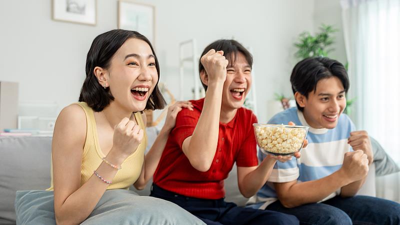 中嘉寬頻祭出多元影音、賽事串流平台及數位有線電視付費頻道優惠，最低下殺1折起，陪你夏日在家追劇避暑、享受全球熱血賽事直播