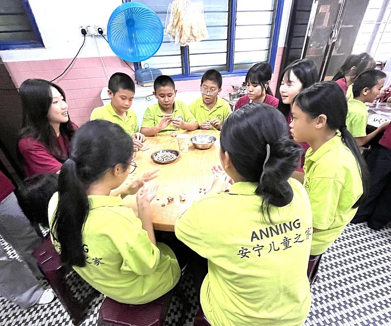 安寧兒童之家大孩子們學習手作台灣珍珠奶茶