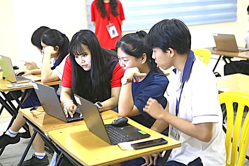 團長邱怡菁教導華聯同學基礎程式語言課程
