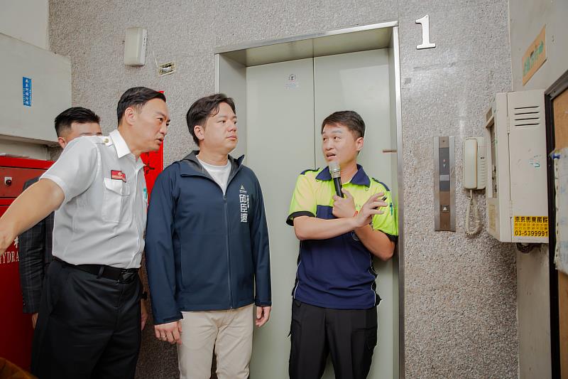 代理市長邱臣遠與消防局長李世恭赴萬邦中國一期社區視察