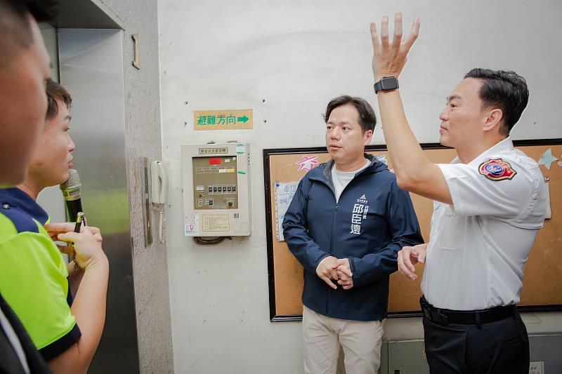 代理市長邱臣遠與消防局長李世恭赴萬邦中國一期社區視察