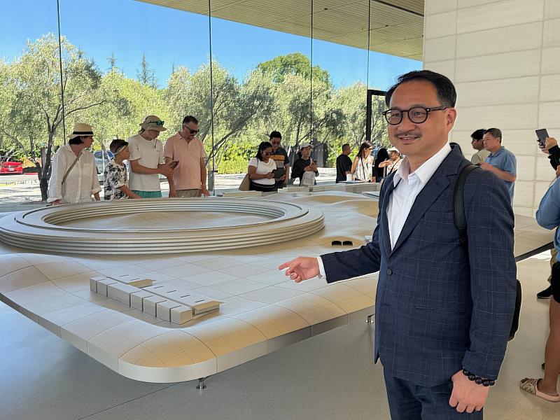 阮昭雄觀看Apple3D模型園區