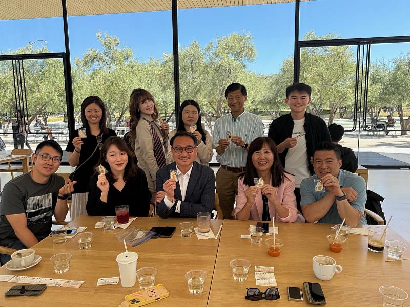 阮昭雄贈臺灣模型鑰匙圈給與會青年