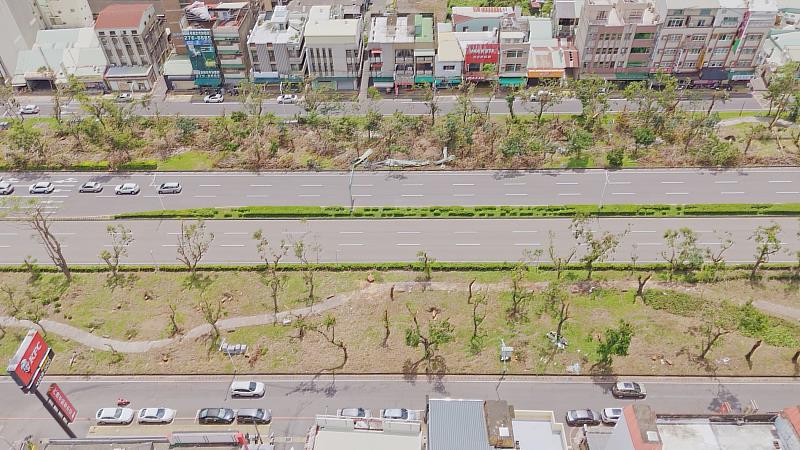 照片上方為綠帶為去化進行中側 下方為去化作業完成路段