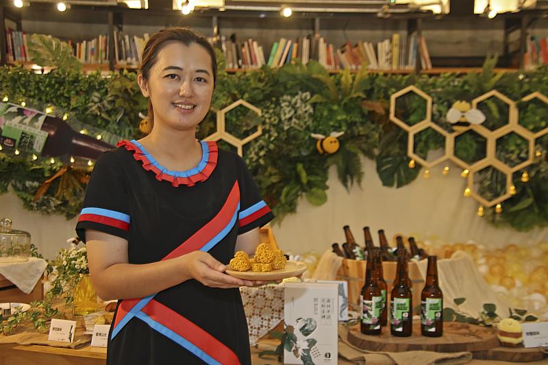 本次星空電影院同步販售林下良品最新推出的「阿里山森林蜜啤酒」及「森林米語-花粉金磚」米餅,豐富遊客的觀影體驗
