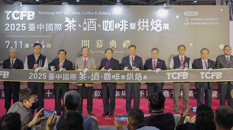 2025年臺中國際茶、咖啡暨烘焙展與台中國際酒展今(11)日於臺中國際展覽館熱鬧登場,外貿協會秘書長王熙蒙(左起5)與其他貴賓出席開幕剪綵。(貿協提供)