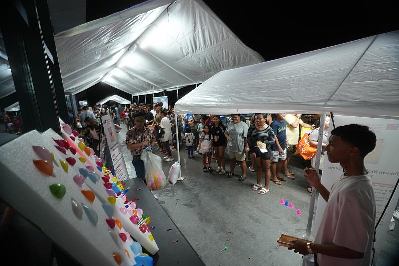 本屆展覽首次於帛琉當地舉辦夜市小遊戲活動，成功引爆熱潮，現場人流絡繹不絕。(貿協提供)