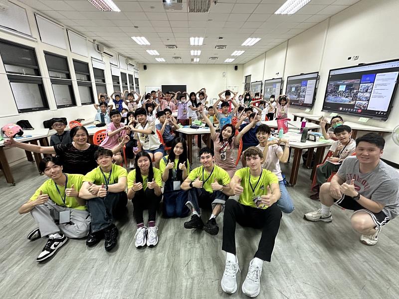 東門國小李阿丹校長和志工歡喜開啟英語營學習模式