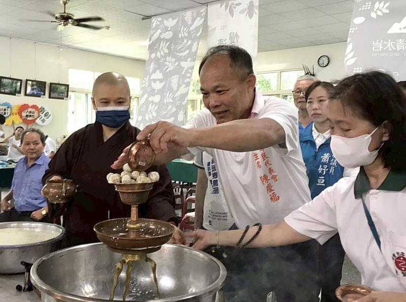 彰化縣社頭鄉民代表會主席陳慶福參與「觀音公益聯合祈福法會」。（圖由靈鷲山佛教教團提供）