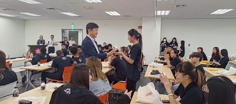 南華大學國企學程以行動落實素養導向教學，並參訪「台灣食研」，那須力董事長親自接待並介紹公司發展，與學生對談互動熱烈。