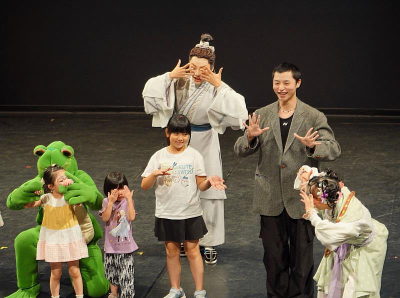 唐美雲歌仔戲團《收妖日記:顛倒大王的秘密》邀請現場小朋友上臺互動演出。